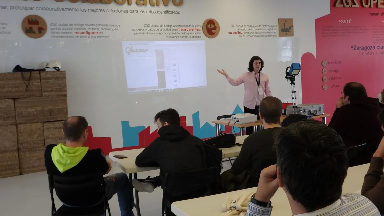 Equipo de Glassear presentando un prototipo de realidad aumentada